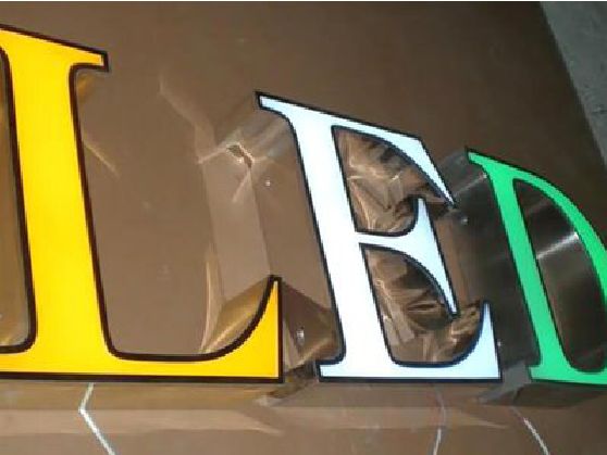 雅江介绍LED招牌的基础知识。